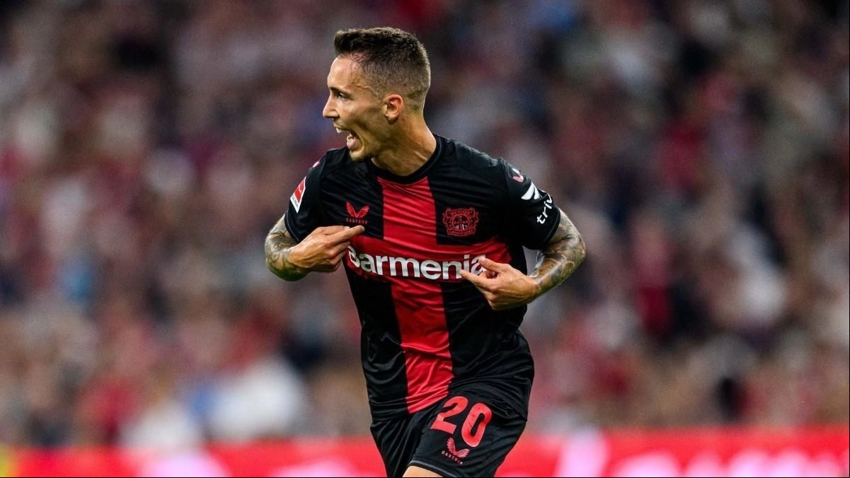 Grimaldo celebra un gol anotado con el Bayer Leverkusen