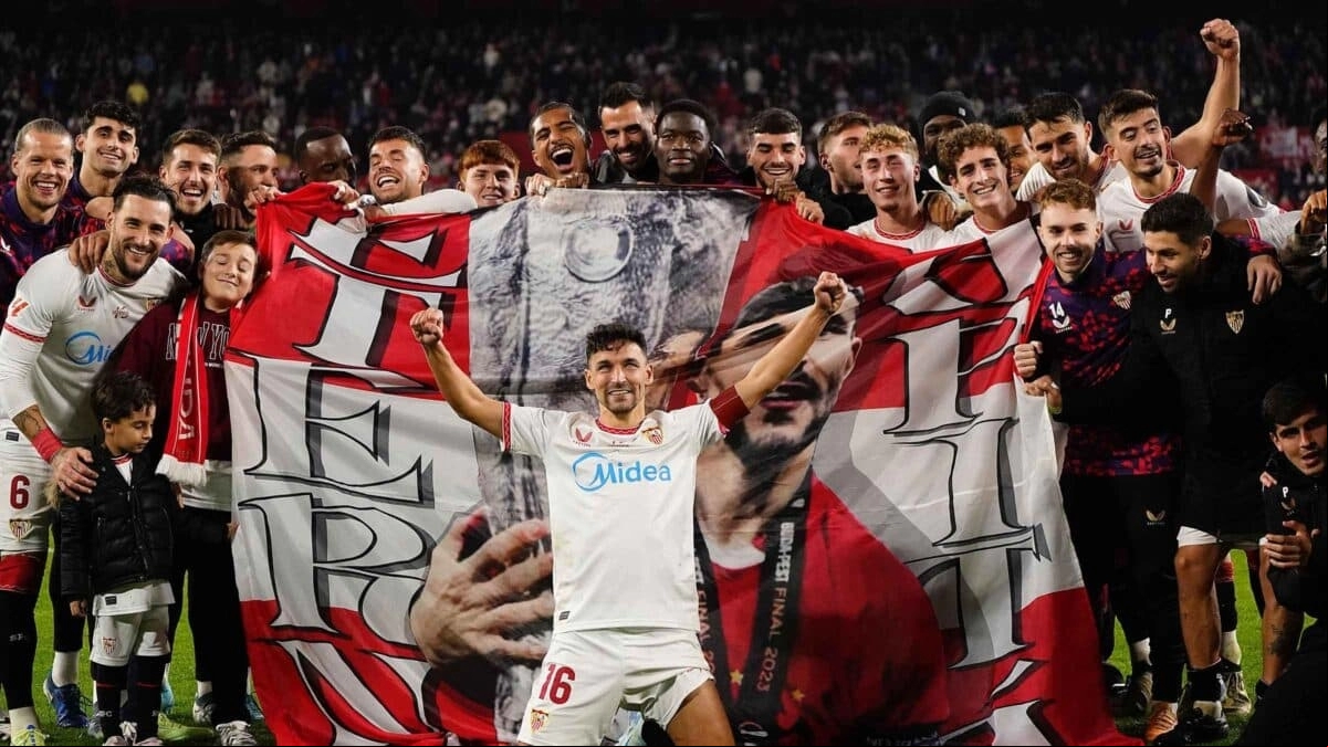 Los jugadores del Sevilla despiden a Jesús Navas