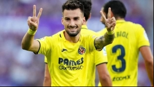 Villarreal throws balls out with Álex Baena / Todofichajes.com