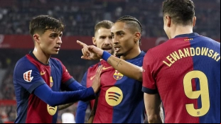 Los jugadores del Barcelona celebran un gol