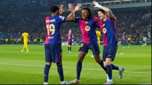 Los jugadores del Barcelona celebran un gol