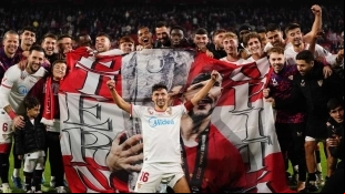 Los jugadores del Sevilla despiden a Jesús Navas